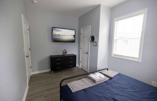 3 Min to Downtown - 10 Min to Elon - Smart TVs - Foto 26