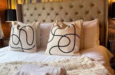 Otter 1 - Private Hot Tub - Bali Inspired Lodge - Bath - Longleat - Wiltshire - Photo 42