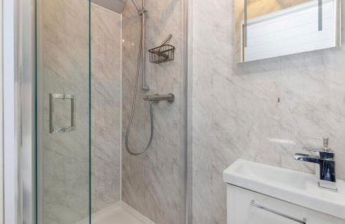 The Old Abbey Farmhouse - Stay at Quarr Abbey Monastery - Pet-Friendly Farmhouse with History & Countryside Views, surrounded by woodland & nature - Photo 28