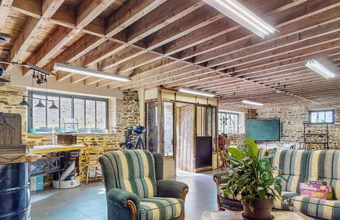 Stunning Home In Neuilly Le Vendin - Photo 15