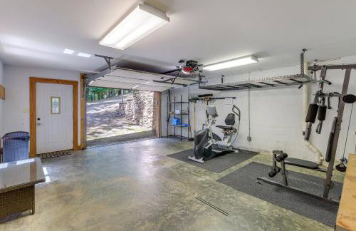 Luxe Mountain Escape with Hot Tub and Gym Near Boone! - Foto 32