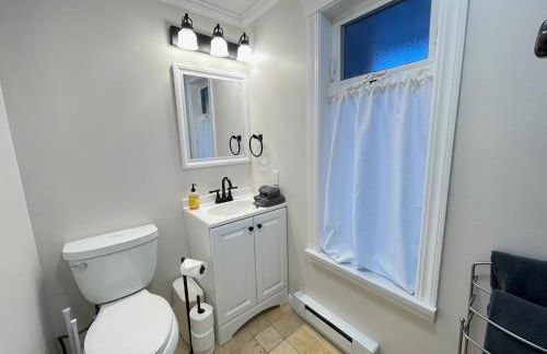 Puget Sound Chic Romantic Cottage with Private Beach Access & Gated Entry - Foto 27