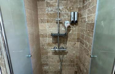 Modern 1BR Walk to Beach, Casino & Puerto Banús - Foto 22