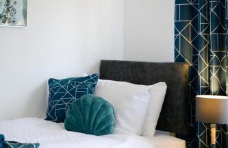 Located in the peaceful NG8 Wollaton , Perfect for Business Trips & Family Holidays or working proffesionals-long term deals, M1 Nearby , Free Parking , Private Garden , 500Mb Wi-Fi , Netflix - Foto 27