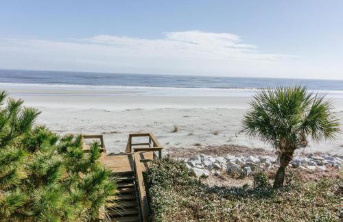 Beachfront home with expansive deck and direct beach access - Foto 32