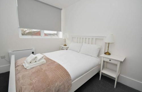 Modern 1 Bedroom Apartment in Morley with Parking - Foto 35