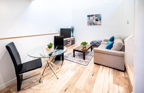 Nice 2 Bedroom 3 Level Loft in Central Location Close to Downtown LA Free Gated Parking Full Kitchen - Photo 1