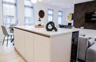 The Abbey Apartment - 1BR Apt with Dedicated Workspace, Fast Wifi & Stylish Kitchen Island & Free Secure Underground Parking - Foto 47