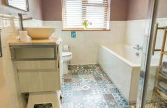 Dog Friendly Cosy Coastal Cottage with Sea Views - Photo 20