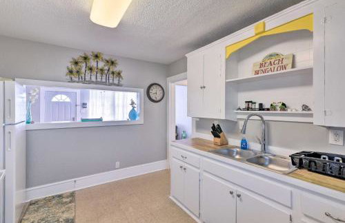 Walk to Beach Breezy Galveston Apt with Deck! - Foto 9