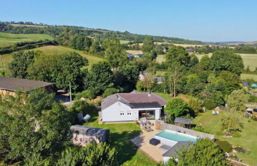 Adgestone Villa - A Luxurious Countryside Escape with Heated Pool, Near Sandown Beach, Dog Friendly in Rural Sandown - Perfect Getaway for Family & Friends - Photo 9