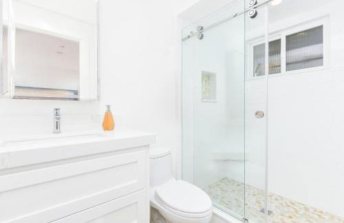 BRAND NEW Luxury 1 Bedroom Condo Steps from the Beach - Foto 23