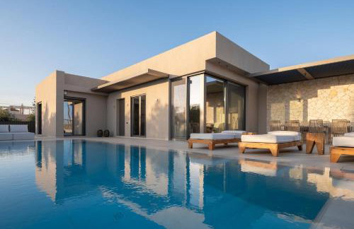 Athina Luxury Villa, with Pool & Walk to the Beach, By ThinkVilla - Foto 12