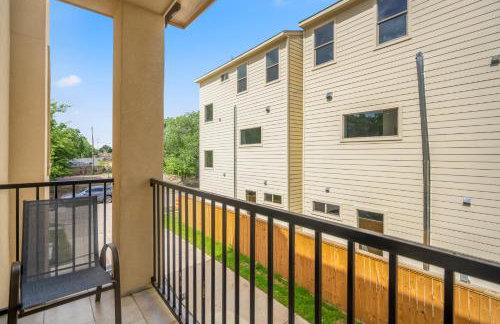 Spacious 3 Bed House near MD Anderson with Free Parking & Wi-Fi - Photo 12