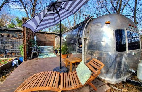 Sleek Retro Airstream Rental for Glamping for Two near Downtown Austin - Foto 7