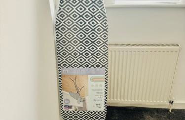 Luxury 5BR Stay With City Access - Photo 30