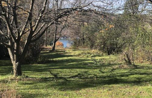 The Sunflower - Hot Tub Hideaway on 13 Wooded Acres - Fire Pit - Lake View - Near Keuka & Seneca Lake - Pet-Friendly - Foto 19