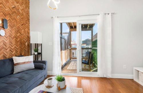 Jennifer's Chic 2nd Floor Apt Private Deck w Views - Photo 7