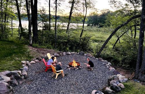 Group Lake Cabin with Ping Pong Table Loaded with Kayaks in Wisconsin - Foto 32