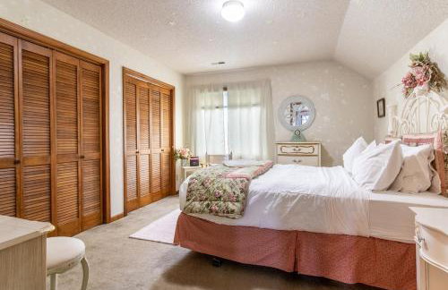 Sleeps 12! Main Level Primary Suite-Beautiful Backyard Oasis - Photo 15