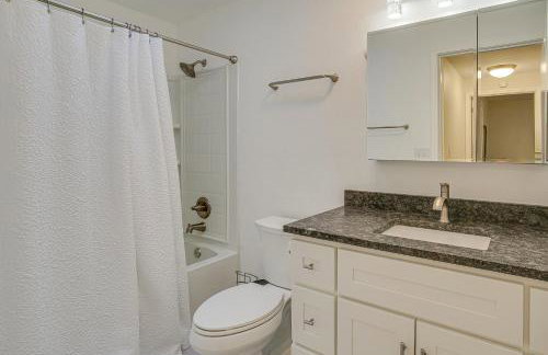 Modern Puyallup Townhome with Backyard and Fireplace - Foto 16