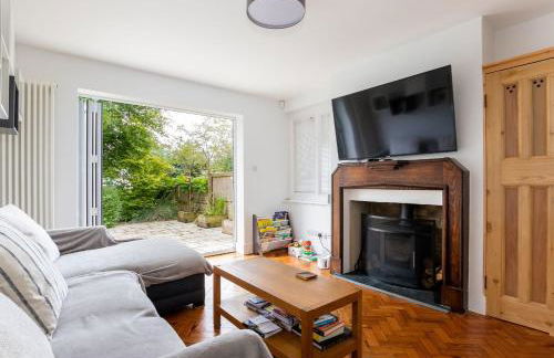 Stunning 5 Bed in the Centre of Bourton! - Photo 60