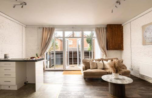 Primrose Luxury Cottage with Private Hot tub - Photo 2