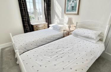 Simply the best ! 4 min walk to Beach, Pubs, Restaurants, Shops, Htd Pool, Hottub, Games rm, 1 acre Garden, BBQ's Coast to Coast cycle path, Beautiful, Bassets acre, Only six 1-3 bedroom SUPERB apartments, Free Parking and WIFI - Foto 10