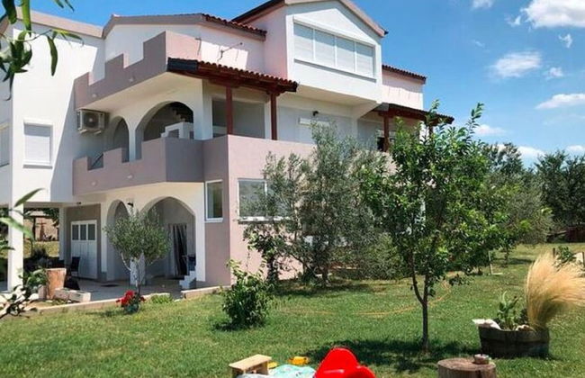 Delightful Apartment in Radovin With Garden - Foto 1