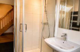 Large Group Apartment with 2 Bathrooms & Single Beds - Foto 59