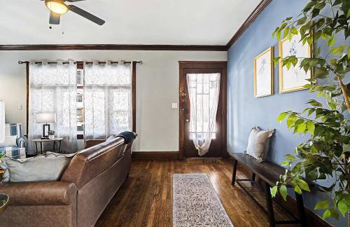 Modern & Cozy 2BR Retreat Near West Blvd - Foto 8