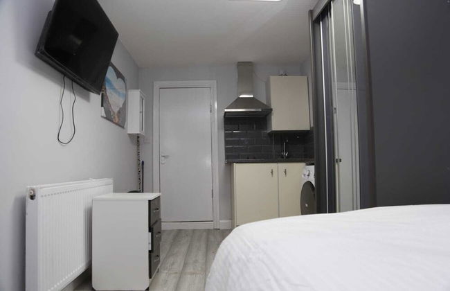 Budget Ensuite Room Woolwich - Photo 3