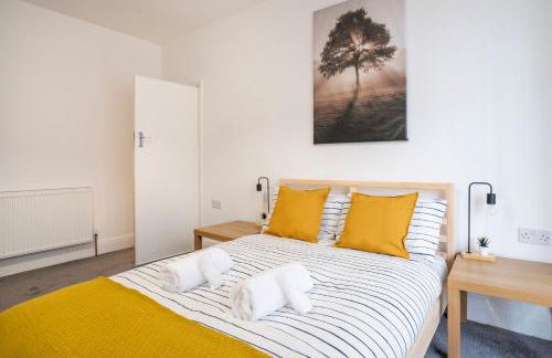 Modern Apartment -Free Parking - by Holiday Homes - Foto 22