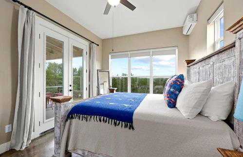 Beautiful Pet-Friendly Cottage with Outdoor Fireplace for a Wonderful Escape in Nature near Austin, Texas - Photo 2
