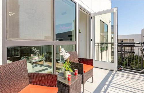 Hollywood Penthouse with Balcony & Pool View - Photo 47