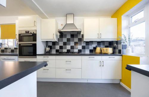 Charming 3 Bed Home in Churchdown with Hot Tub - Foto 15