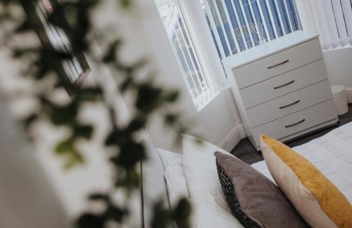 4-Bedroom House sleeps 9 in Liverpool Perfect for Contractors - Free Parking - Fast WiFi - Fully Equipped Kitchen - Hosted by By Hinkley Homes Short Lets & Serviced Accommodation - Foto 14