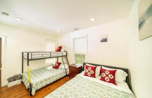 988 - 2 4BR Boston Cozy Getaway near Geneva Cliffs - Foto 4