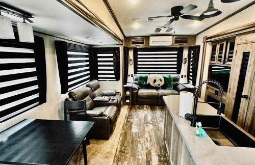 Puffy Panda RV-Hot Tub-Sleeps 2 - Foto 4