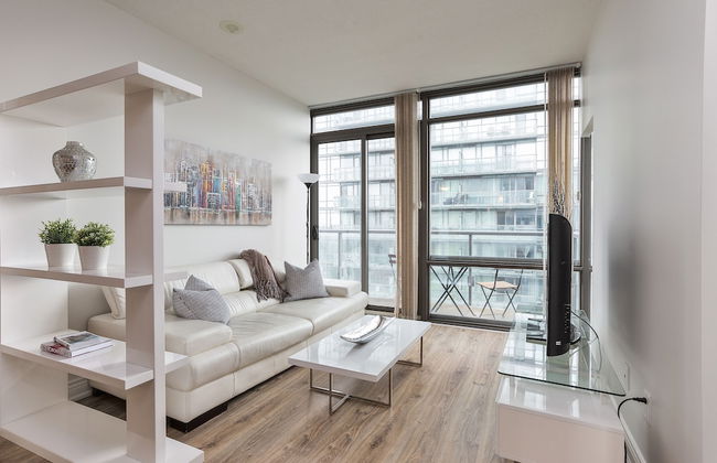 Bright Sub-Penthouse on Bay St - Photo 12