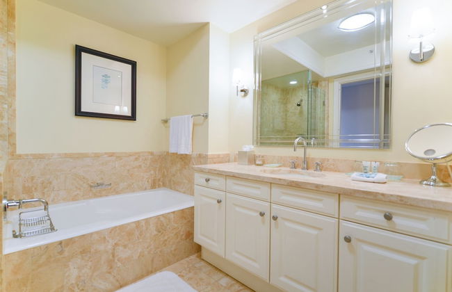 Luxury Condos at Four Seasons - Foto 26