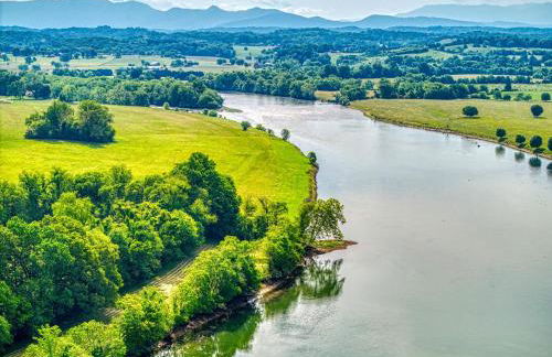 Lazy River Cabin, River Front, Hot Tub, WIFI, 560 in FREE Attraction tickets each paid day! - Foto 46