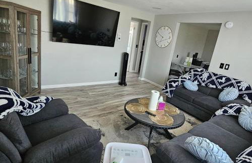 Cozy Roomy family sized apartment on major bus route close to all - Foto 1