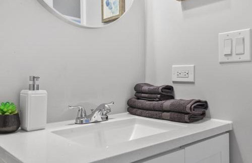 Cozy Chic 4BD 2BA Home in St Charles - Foto 24