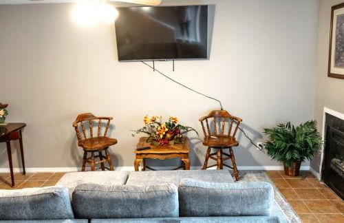 Rest Easy Retreat - 2BR Near SHSU - Pool - WiFi - Free Parking - Foto 63