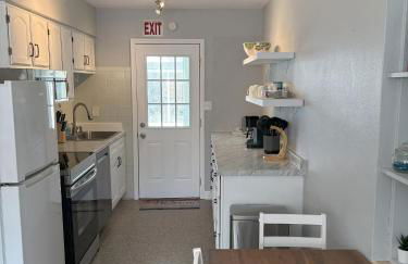 Cheerful 7 Bdrm Home with Private Pool One Block from Beach - Foto 14