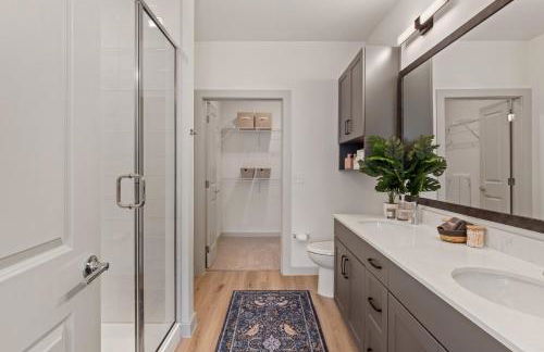 Polished Contemporary 2BR 2BA Private Balcony - Foto 15