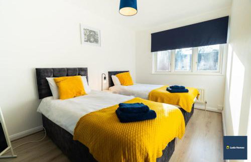 Camberley Spacious and Comfy 3 Bedroom Home, Next to Frimley Hospital with Parking - Foto 12