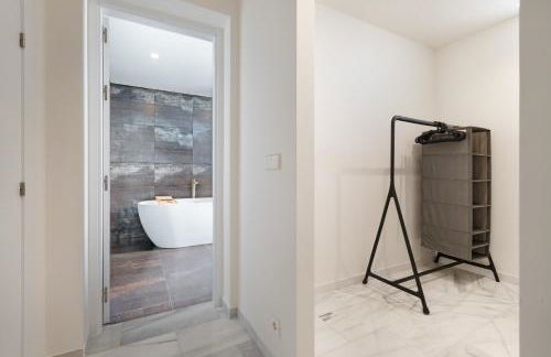 Luxurious And Modern Family Home - Photo 15