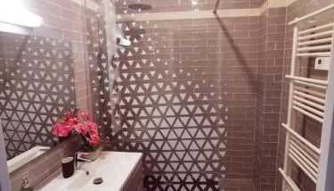 Appartement Prés de la gare RER C-Spacieux 4 pièces - Photo 4, Shower